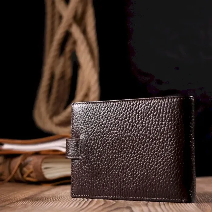 Вместительное мужское портмоне с хлястиком из натуральной кожи KARYA 21081 Коричневый