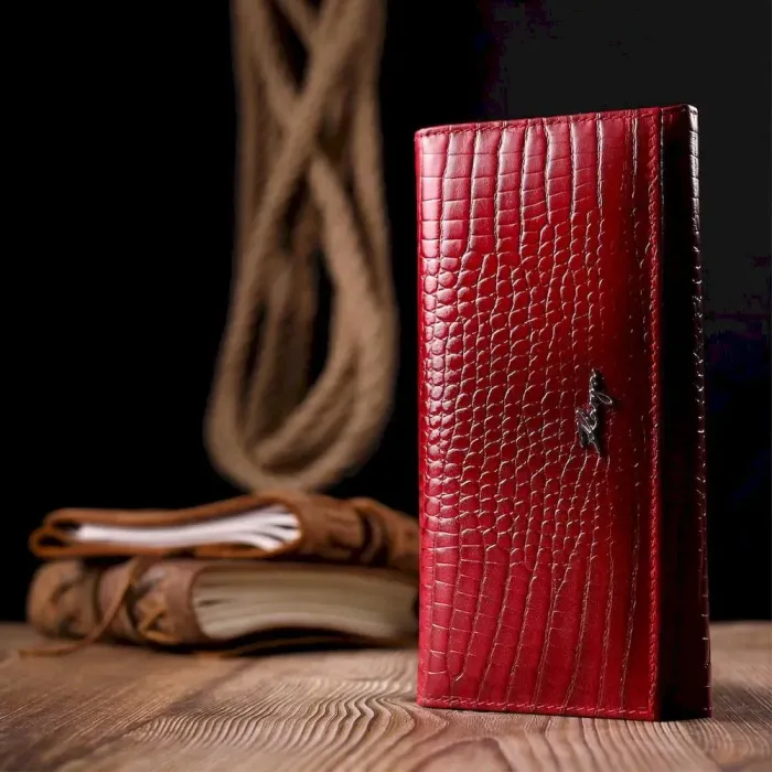 Вместительный горизонтальный кошелек из натуральной кожи с тиснением под крокодила KARYA 21173 Красный