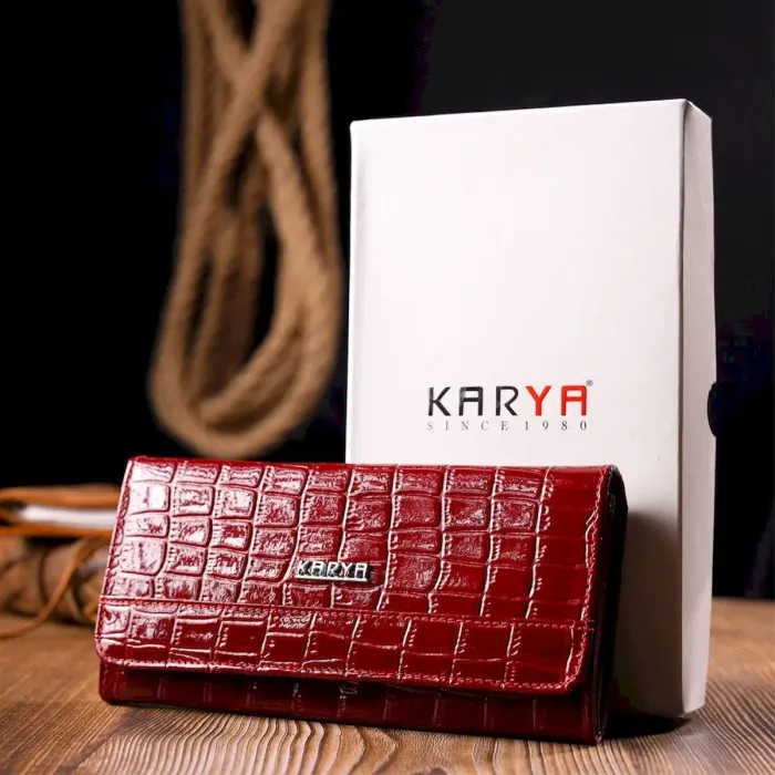 Вместительный лакированный горизонтальный кошелек из натуральной кожи с тиснением под крокодила KARYA 21175 Красный