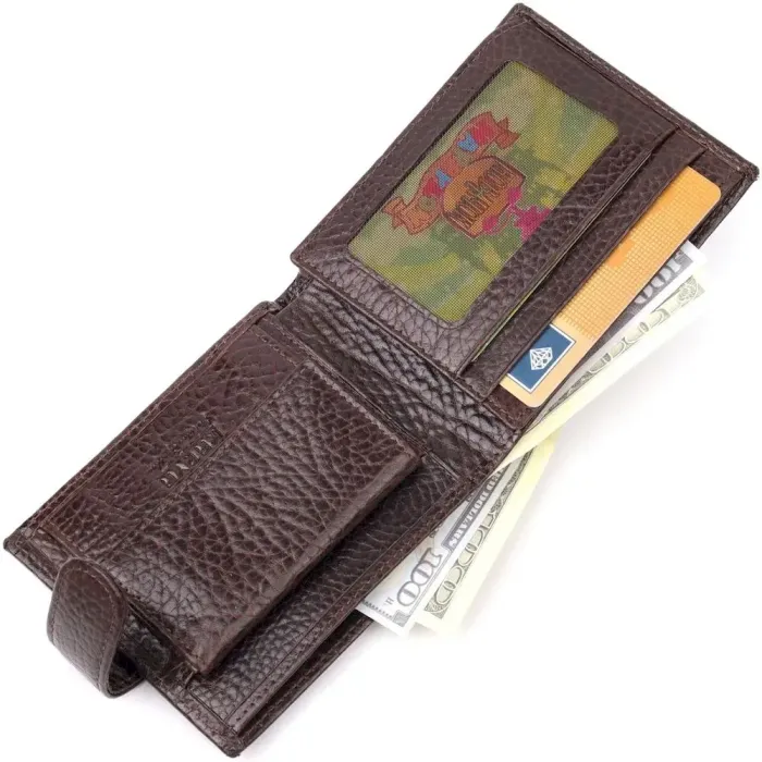 Вместительный мужской кошелек с хлястиком из натуральной кожи KARYA 21078 Коричневый