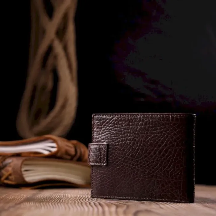 Вместительный мужской кошелек с хлястиком из натуральной кожи KARYA 21078 Коричневый