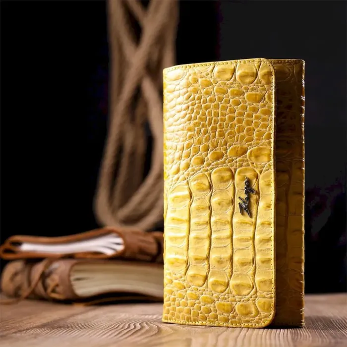 Жіночий гаманець із клапаном з натуральної шкіри з тисненням під крокодила KARYA 21145 Жовтий