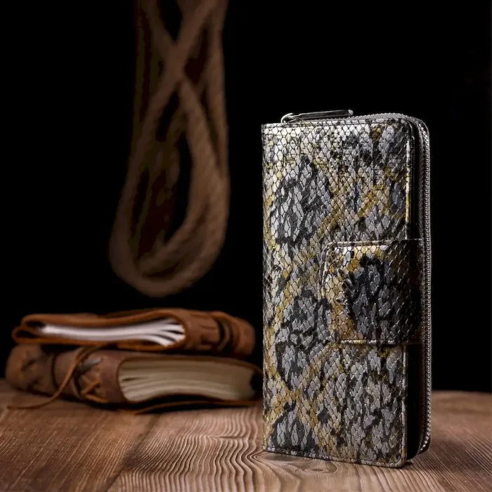 Жіноче велике портмоне з фактурної шкіри під рептилію KARYA 21104 Сірий